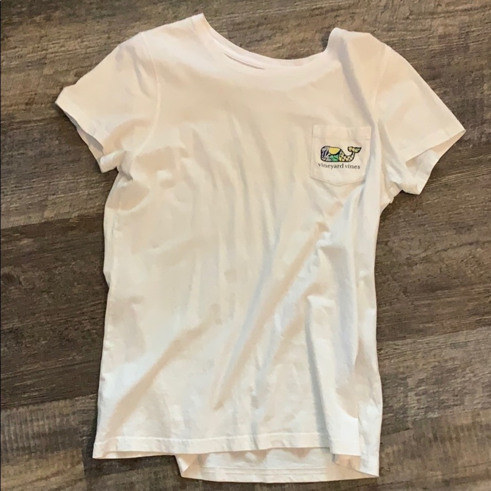 White Vineyeard Vines shirt🐳🐳